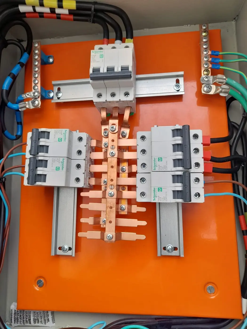 Quadro elétrico montado e organizado