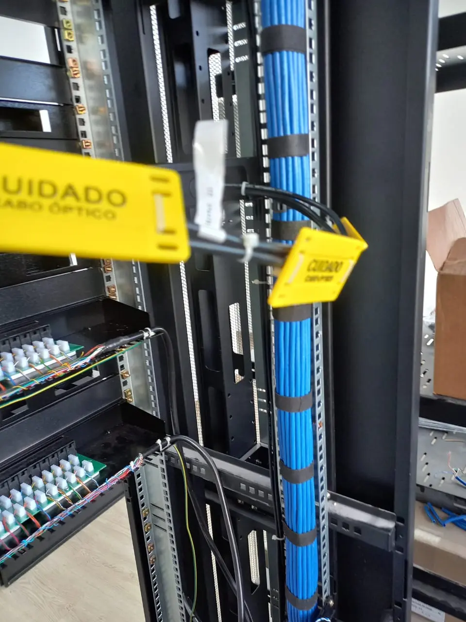 Cabeamento identificado em rack