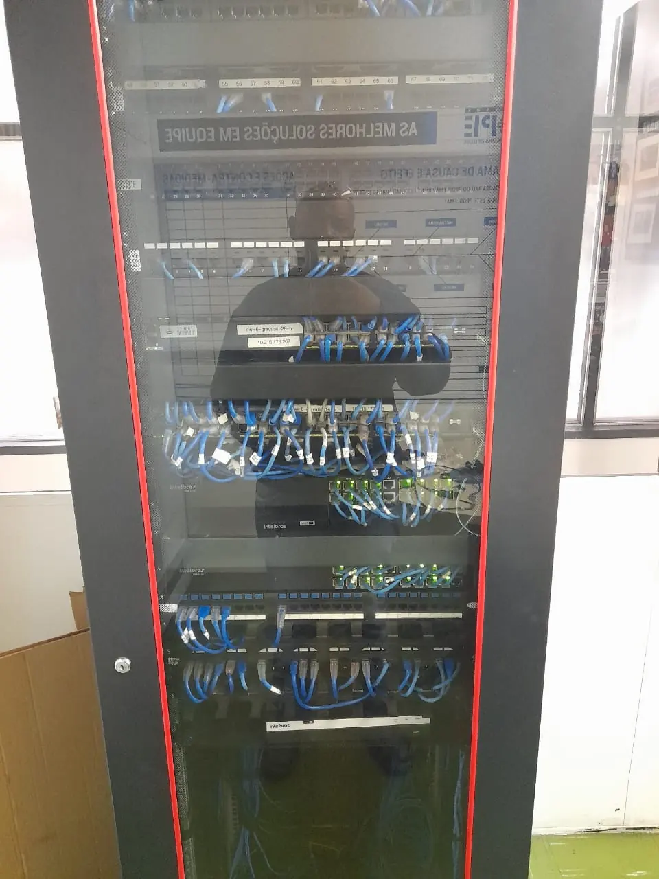 Rack de telecomunicações finalizado